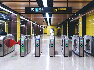標識廠家分享地鐵站導(dǎo)向標識牌的設(shè)計原則